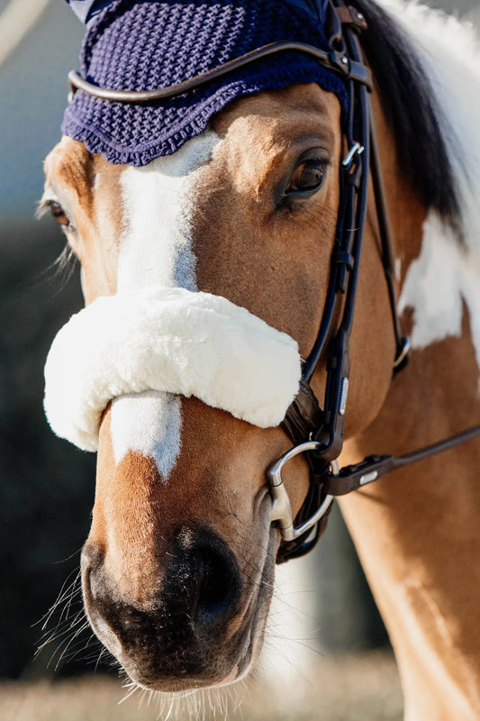 Ovčí kryt nánosníku uzdečky Sheepskin Noseband Cover | Kentucky